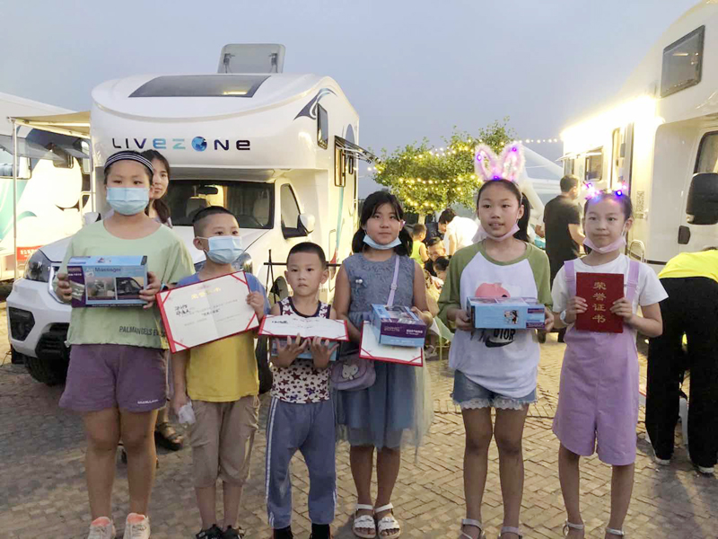 夏令營挑戰地攤經濟，覽眾房車不一樣的活動