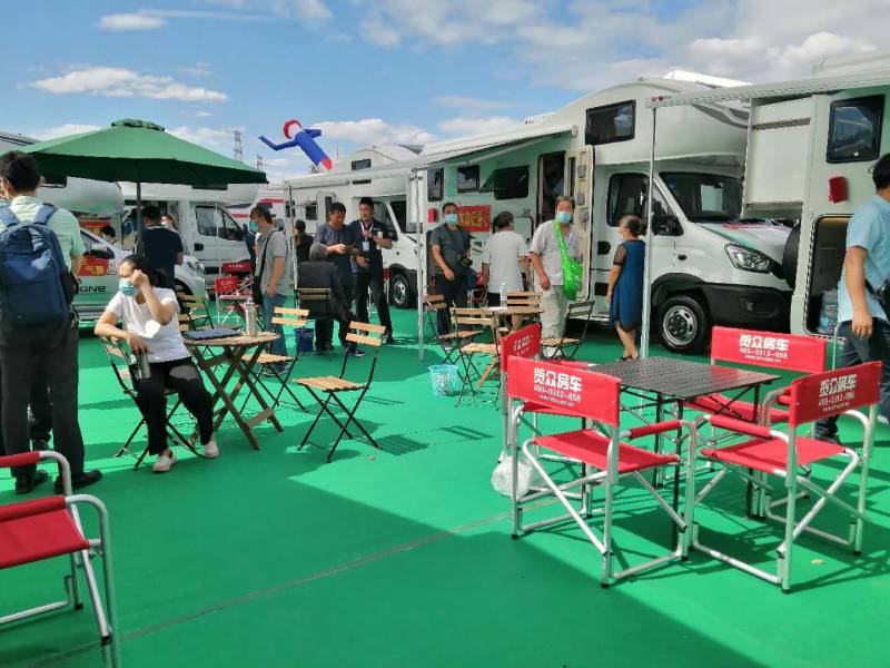 這個(gè)展會(huì)真的太熱鬧了,這么多人定房車 這個(gè)展會(huì)真的太熱鬧了,這么多人定房車