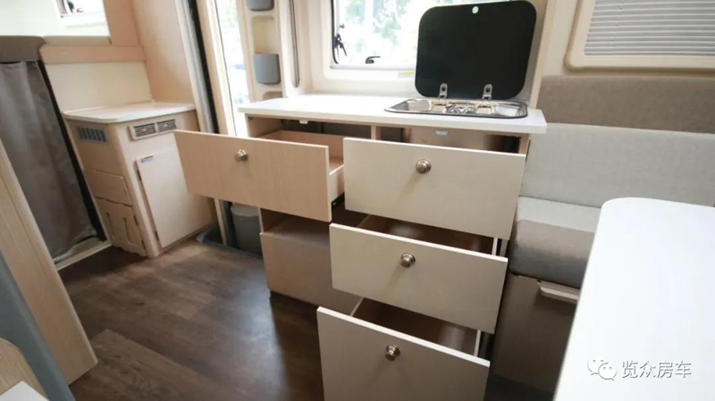 兩張雙人床，使用還方便的房車