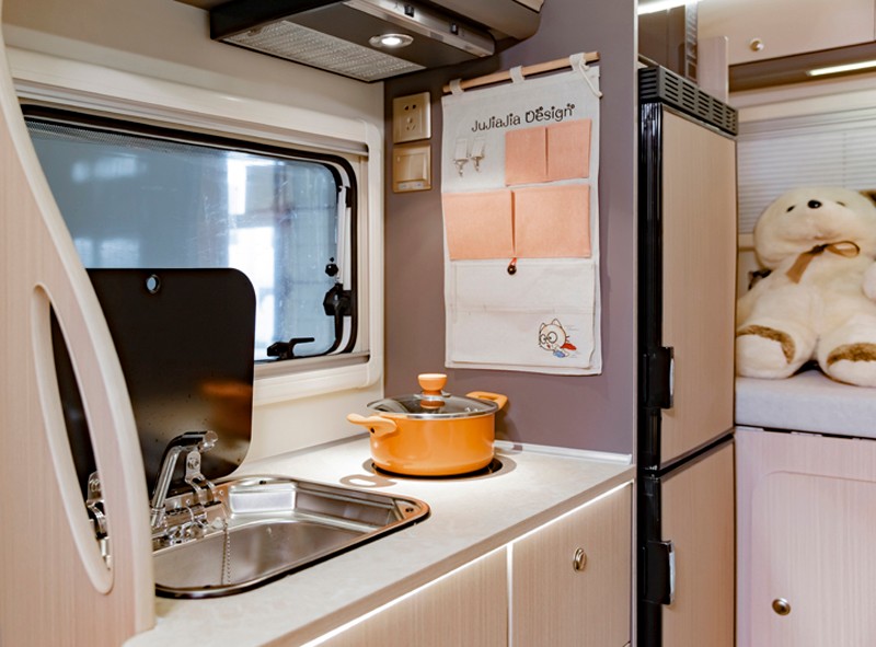 喜歡自駕游，不知道怎么選房車，看看這款四驅房車