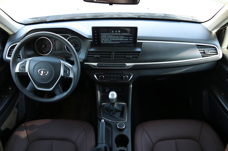 喜歡自駕游，不知道怎么選房車，看看這款四驅房車