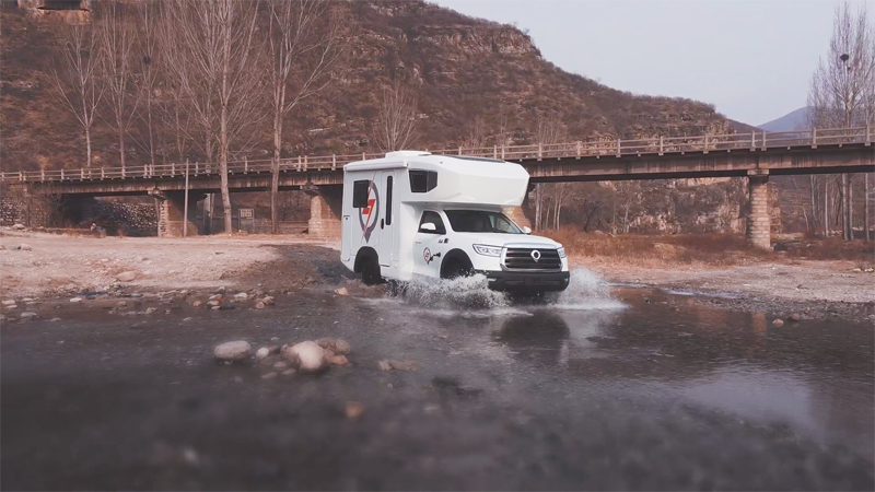 極致動力、四驅越野，樣樣都強，就是這款房車